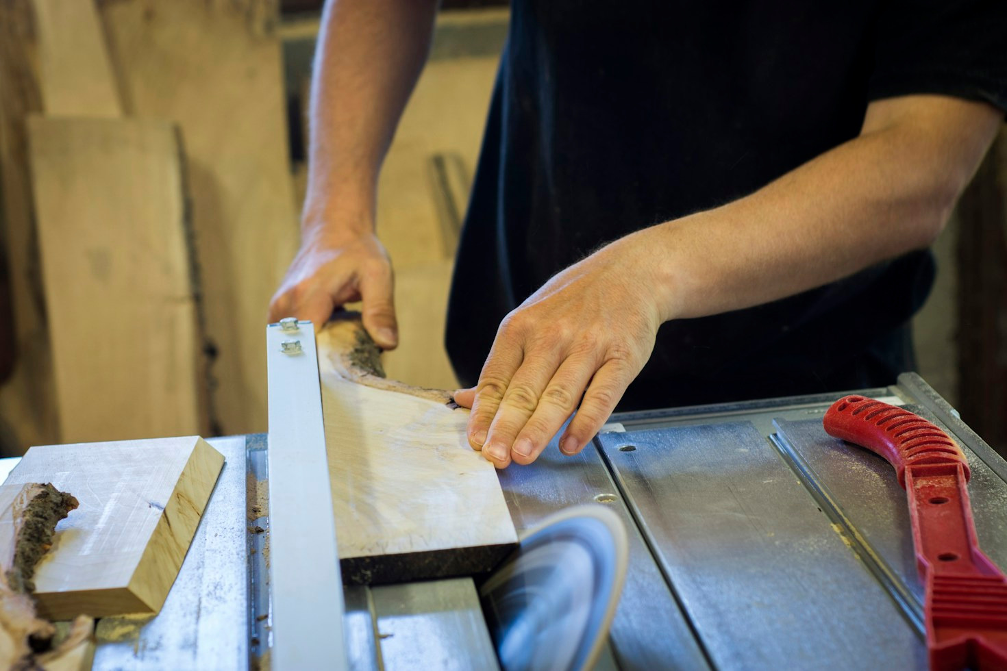Drewno czy metal: który materiał sprawdzi się najlepiej?
